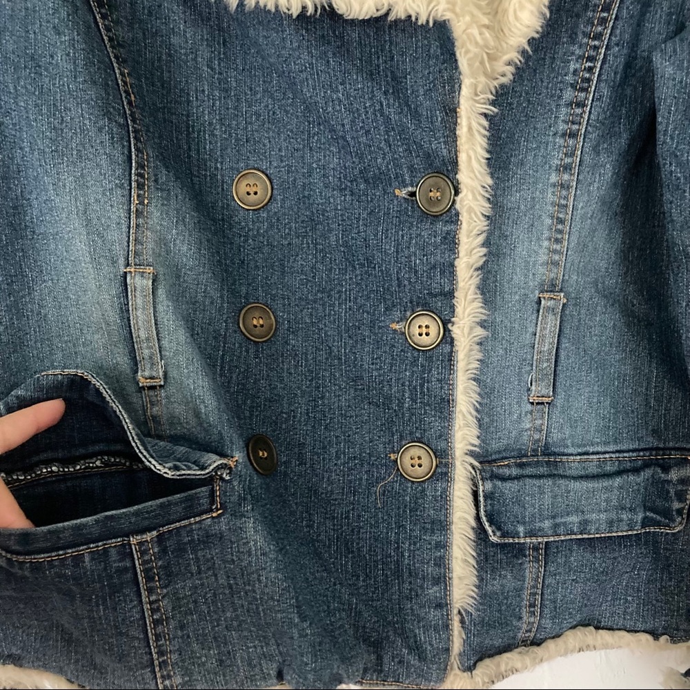 SOLD✨ 2xHP ✨ FINAL PRICE—Boutique fur detail jean jacket - Picture 4 of 7